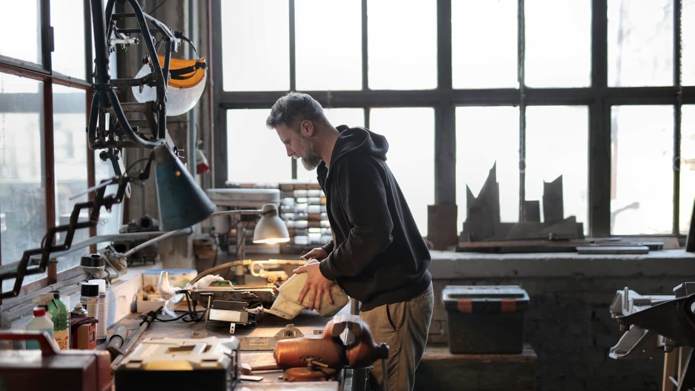Un artisan seul à son établi, dans son atelier