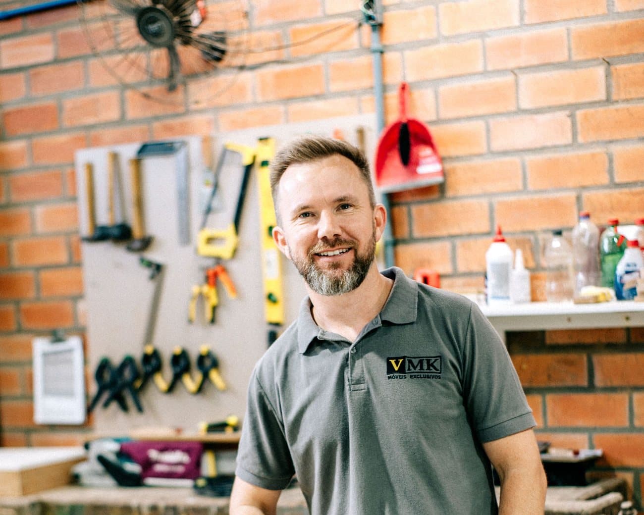 Un artisan seul sur son chantier