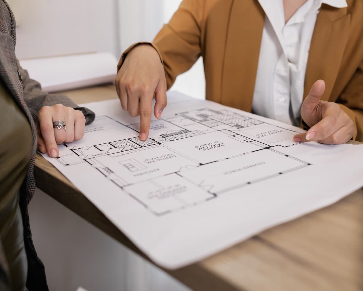 Deux dessinateurs relisent un plan de construction