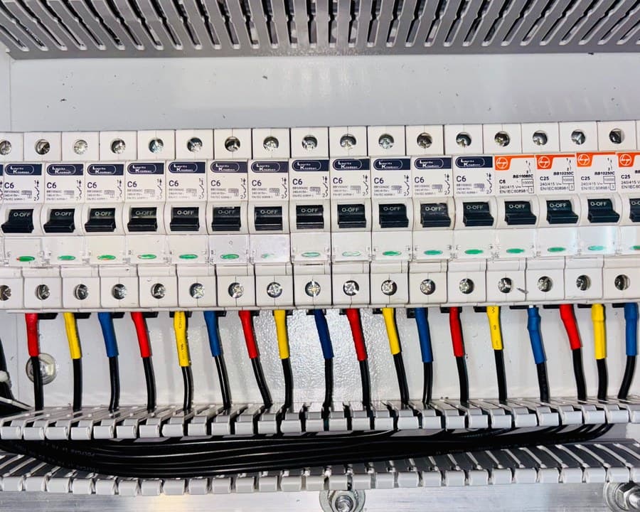 Un tableau électrique neuf, disjoncteurs alignés et câblage propre