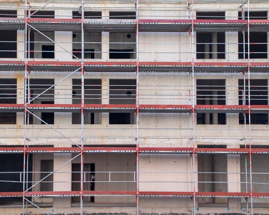 Échafaudage dressé sur la façade d’un immeuble en béton, en construction
