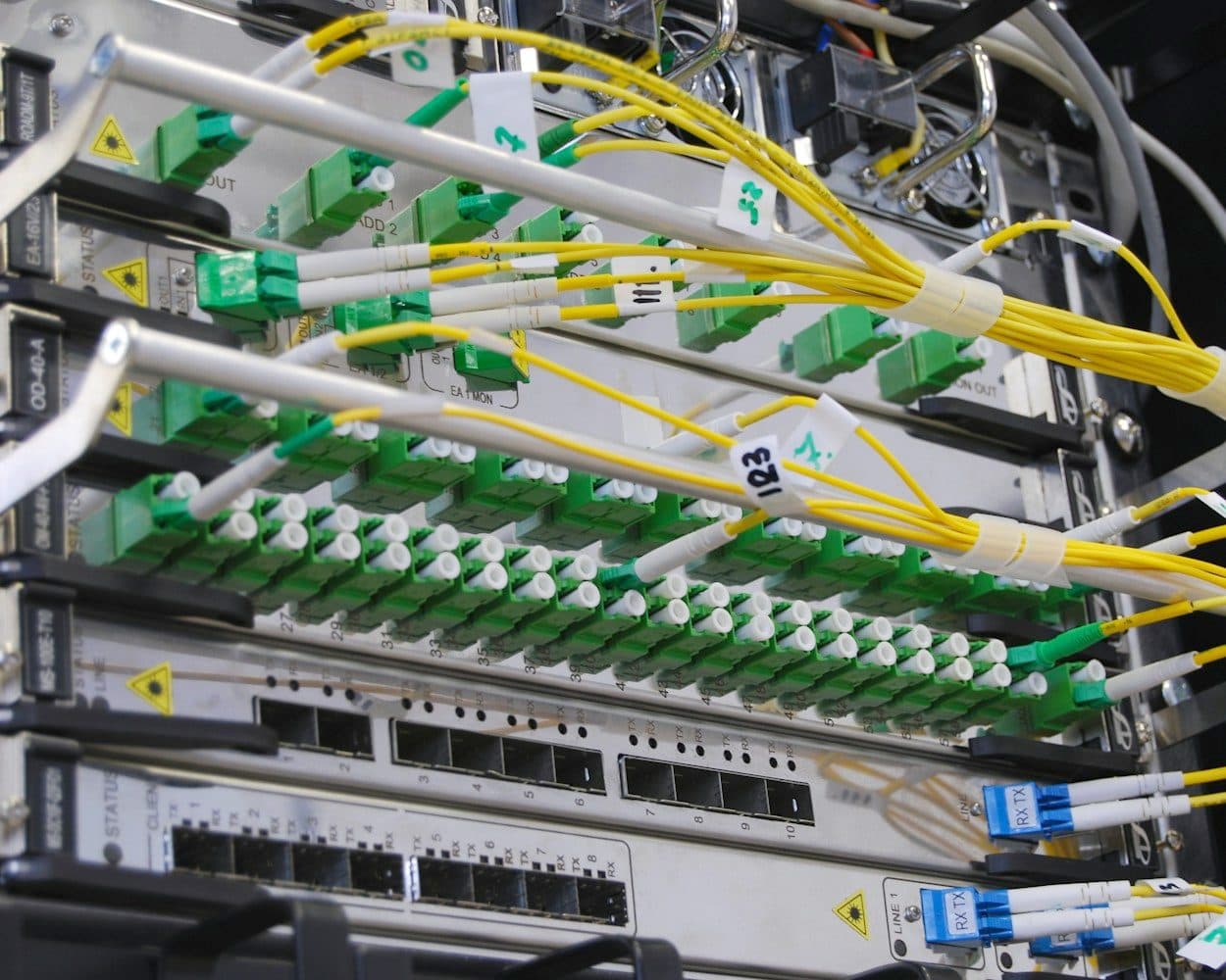 Une baie de brassage fibre optique, jarretières jaunes raccordées