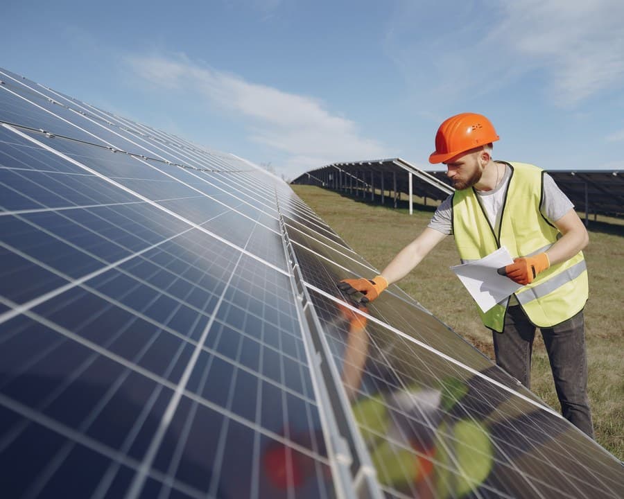 Un technicien contrôle une installation photovoltaïque