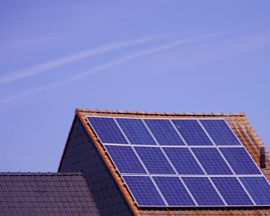 Des panneaux photovoltaïques posés sur une toiture en tuiles