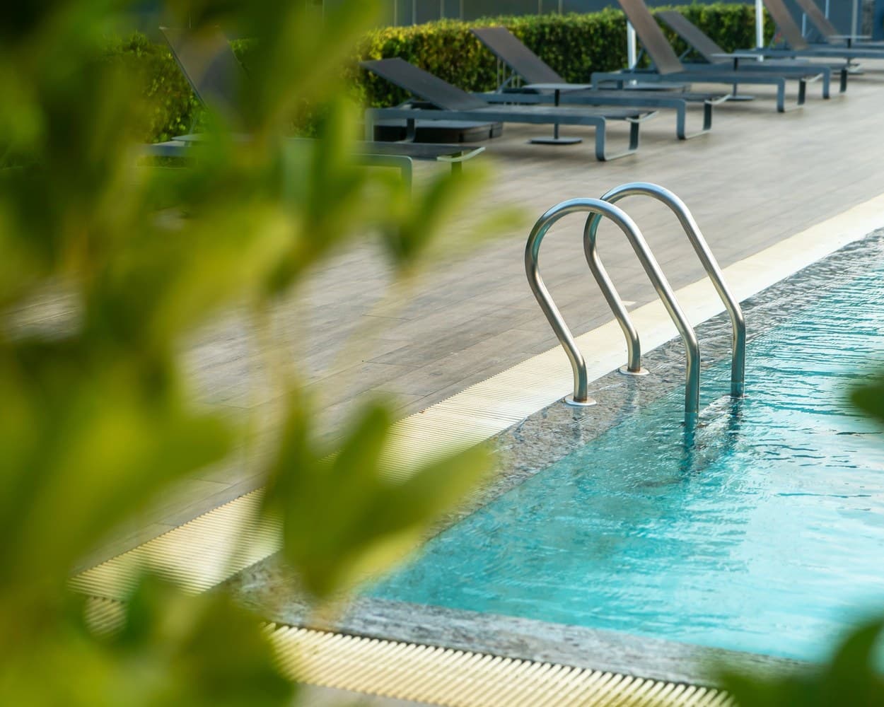 Une piscine achevée, échelle inox et margelles