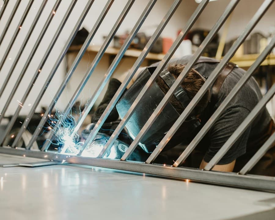 Un métallier soude un garde-corps