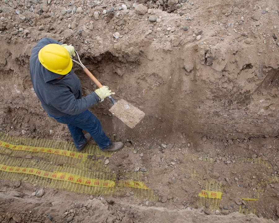Un terrassier contrôle une tranchée