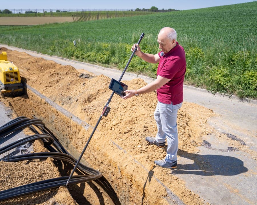 Un géomètre relève un terrassement