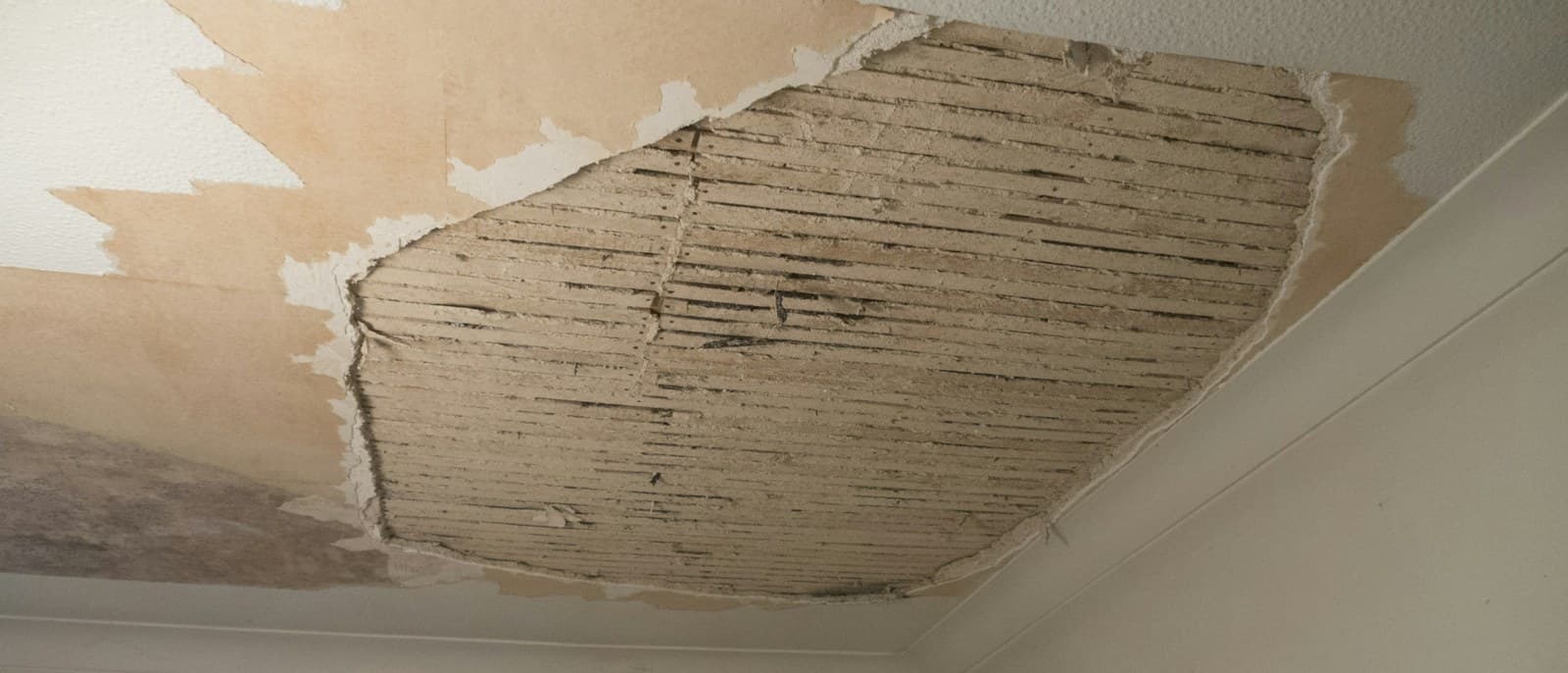 Un plafond abîmé par un dégât des eaux