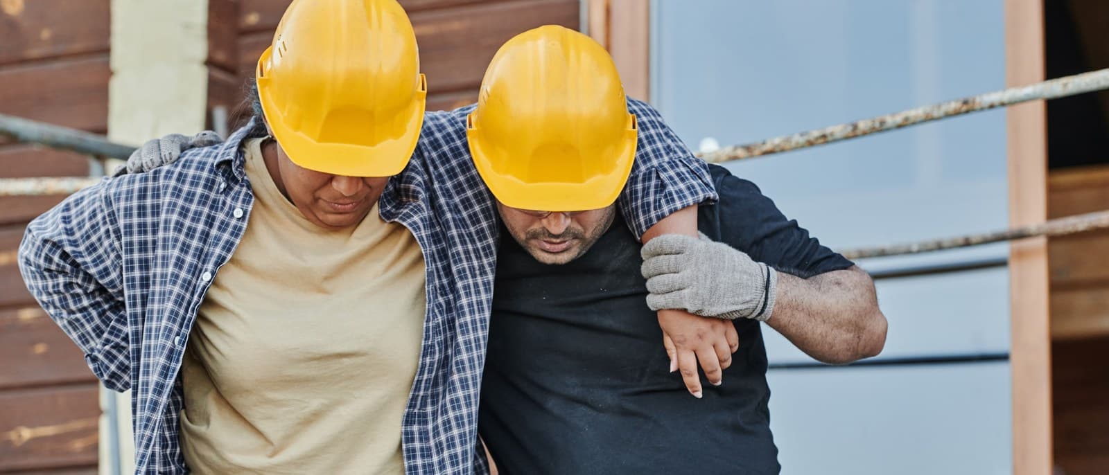 Un ouvrier soutient un collègue blessé sur le chantier