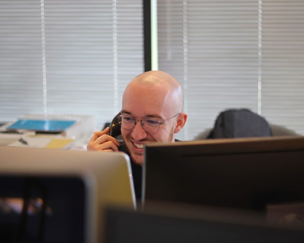 Un conseiller répond au téléphone à son bureau