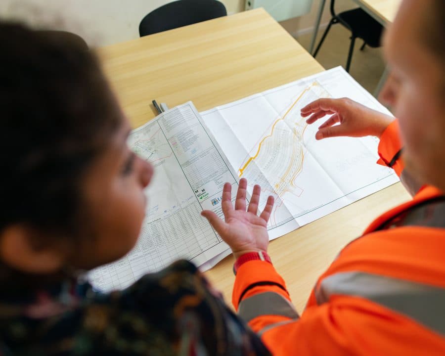 Deux responsables de chantier relisent un plan