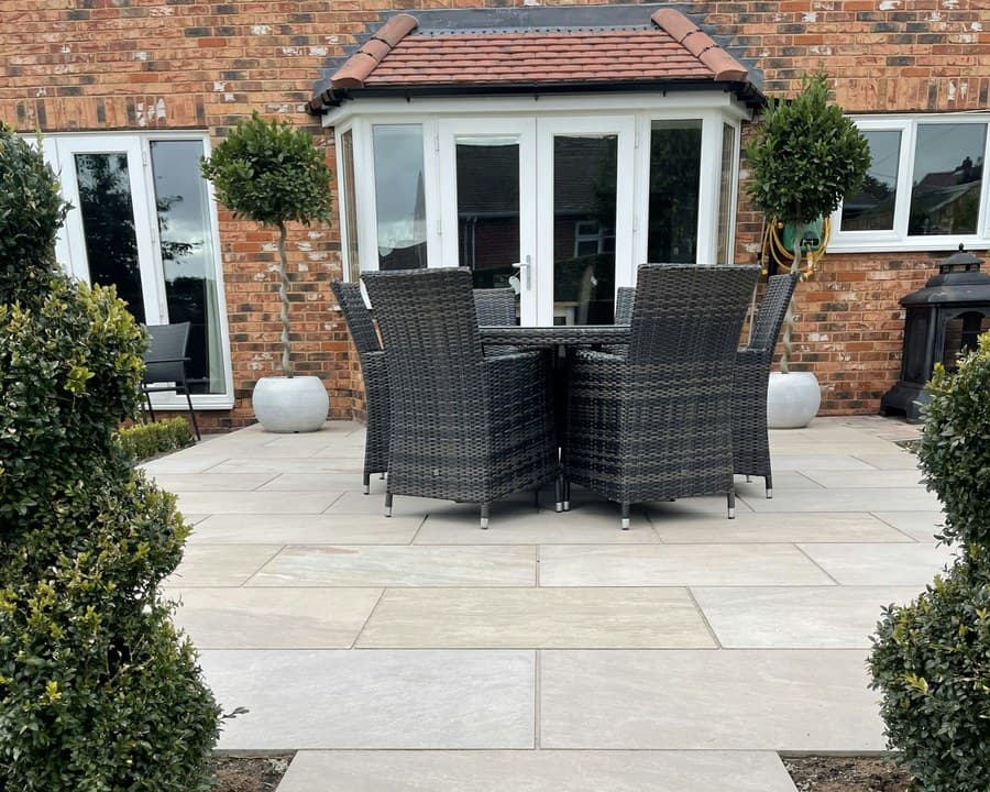 Une terrasse dallée, prête à vivre