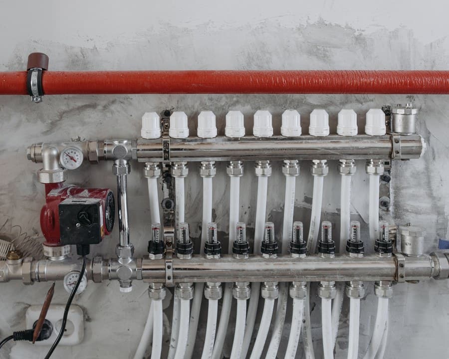 Un collecteur de chauffage, tubes raccordés