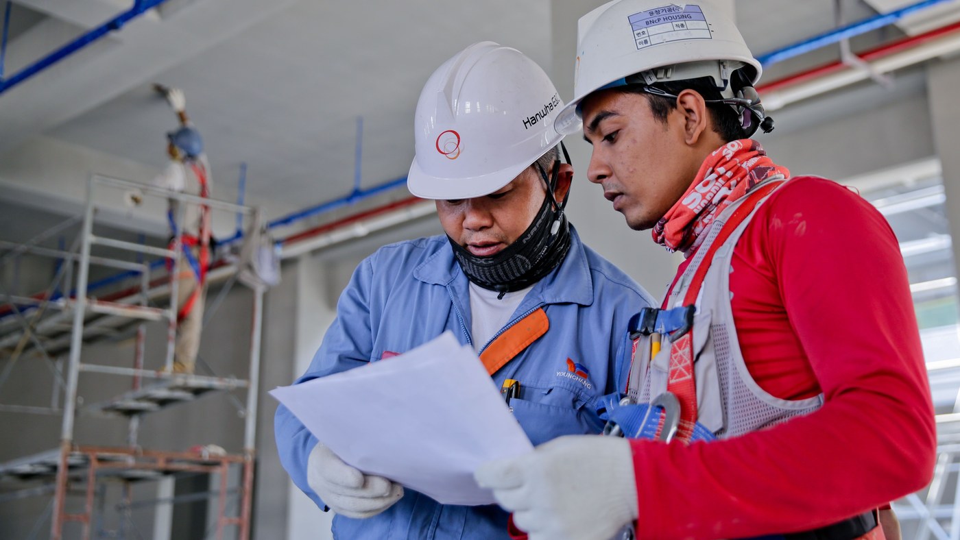 Deux responsables lisent un document de chantier