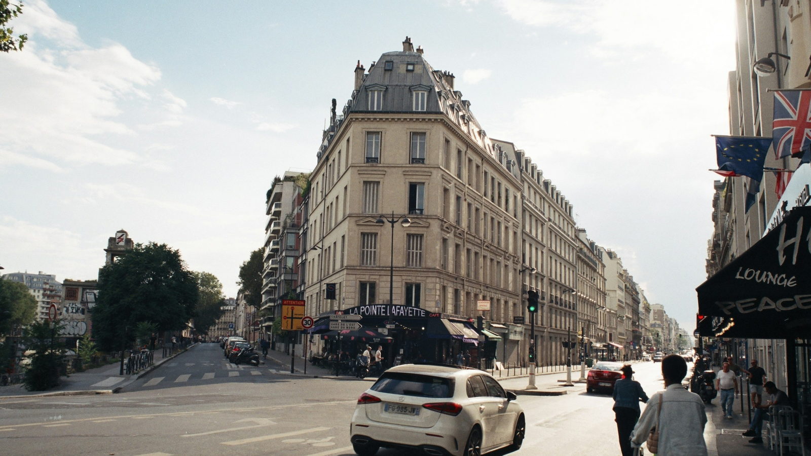 Un immeuble parisien et sa toiture en zinc, vus depuis la rue