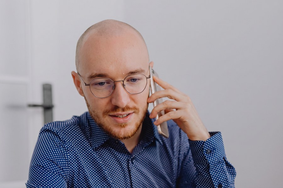 Auguste, votre conseiller, au téléphone