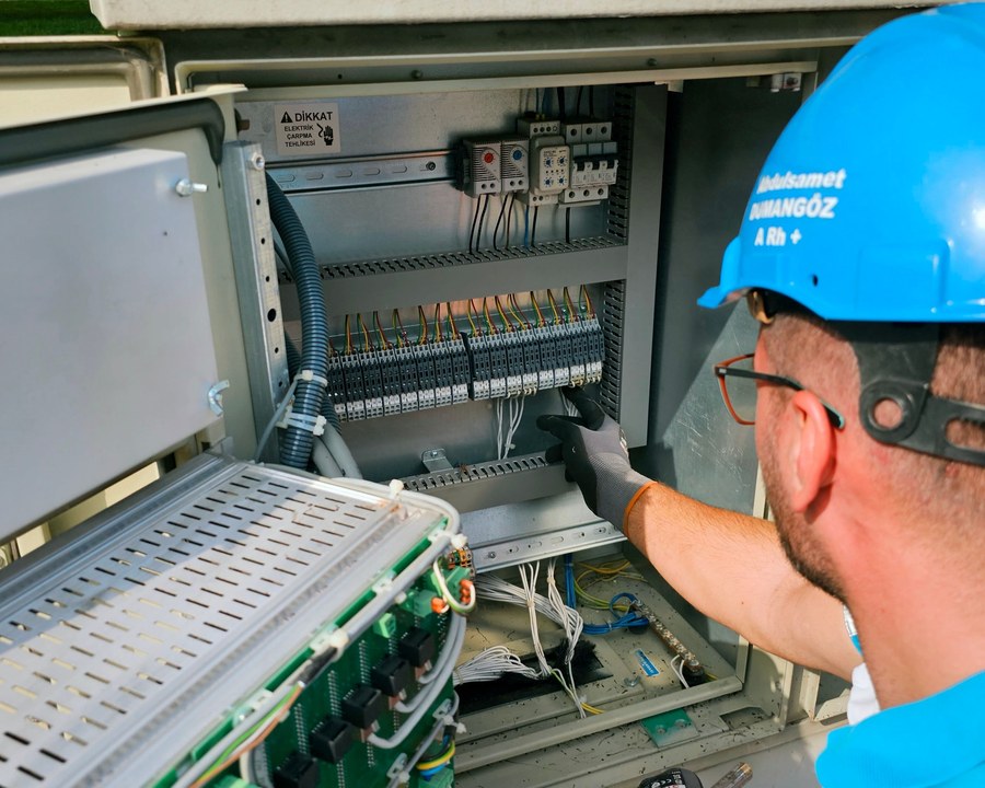 Un électricien contrôle un tableau électrique