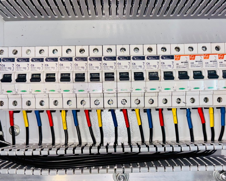 Un tableau électrique neuf, disjoncteurs alignés et câblage propre